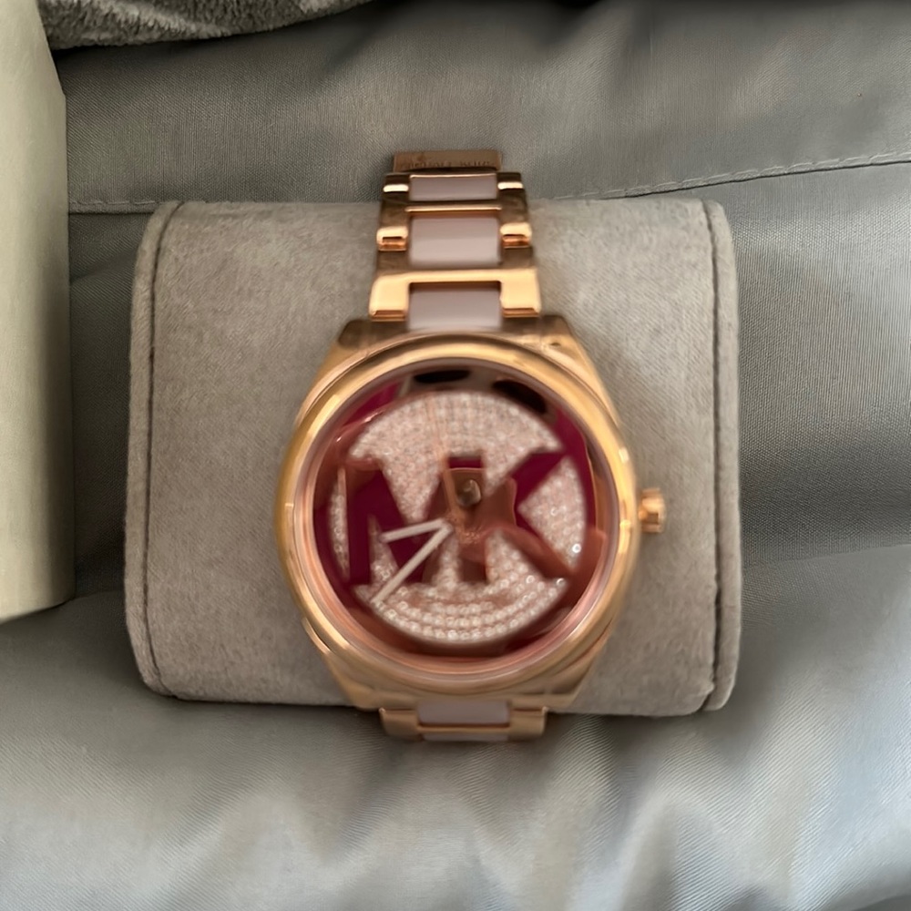 Beautiful brand new Michael Kors watch. Rose gold. Never worn.